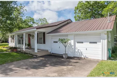 110 Walnut Street, Yoakum, TX 77995 - Photo 2