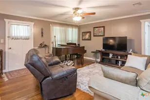 110 Walnut St, Yoakum, TX 77995 - Photo 14