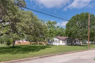 110 Walnut St, Yoakum, TX 77995 - Photo 38
