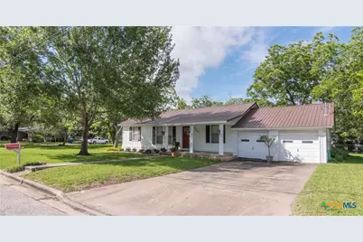 110 Walnut Street, Yoakum, TX 77995 - Photo 1