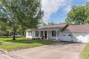 110 Walnut St, Yoakum, TX 77995 - Photo 1
