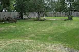 1201 W Broadway Ave, Seadrift, TX 77983 - Photo 1