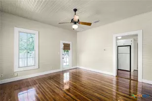 529 W Bridge St, New Braunfels, TX 78130 - Photo 8