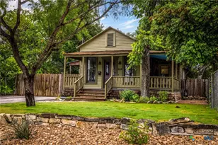 529 W Bridge St, New Braunfels, TX 78130 - Photo 2