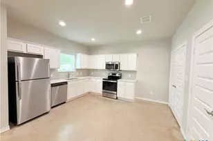 611 E Martindale St, Seguin, TX 78155 - Photo 4
