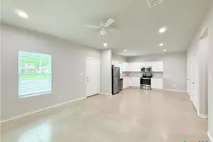 611 E Martindale St, Seguin, TX 78155 - Photo 2