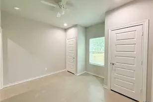 611 E Martindale St, Seguin, TX 78155 - Photo 8