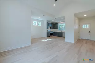 221 Roosevelt Dr, Seguin, TX 78155 - Photo 6