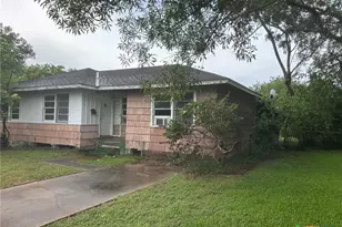 903 E Mistletoe Ave, Victoria, TX 77901 - Photo 2