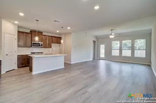 923 Creek Bed Dr, New Braunfels, TX 78130 - Photo 2