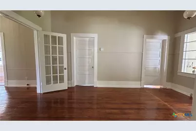 227 E College Street, Seguin, TX 78155 - Photo 10
