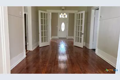 227 E College Street, Seguin, TX 78155 - Photo 8
