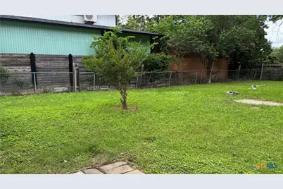 227 E College Street, Seguin, TX 78155 - Photo 38