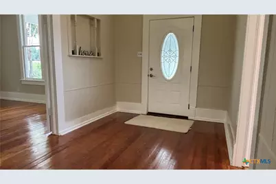 227 E College Street, Seguin, TX 78155 - Photo 2