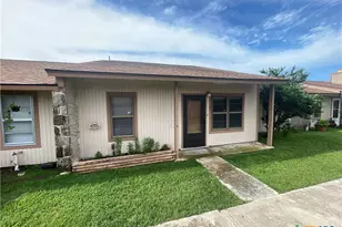 1051 Country Club Dr, Seguin, TX 78155 - Photo 1