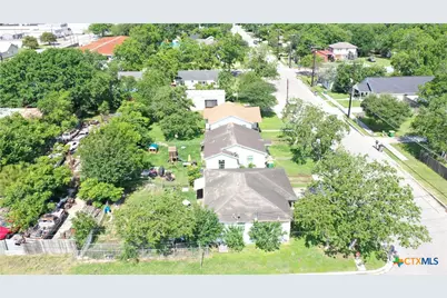 1105 E San Antonio Street, Victoria, TX 77901 - Photo 4