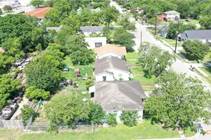 1105 E San Antonio St, Victoria, TX 77901 - Photo 4