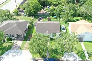 1105 E San Antonio St, Victoria, TX 77901 - Photo 2