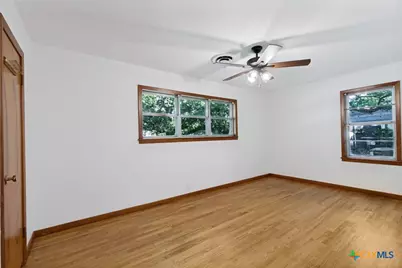 1401 N East Street, Belton, TX 76513 - Photo 10