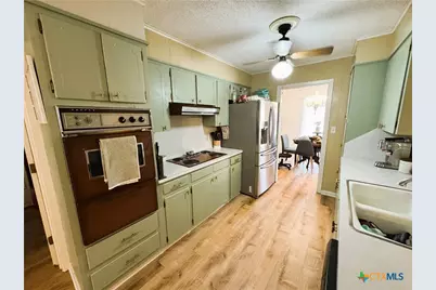 111 Yorkshire Lane, Victoria, TX 77904 - Photo 6