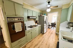 111 Yorkshire Ln, Victoria, TX 77904 - Photo 6