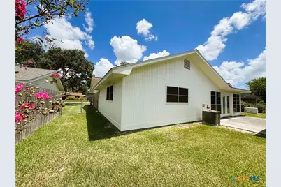 111 Yorkshire Lane, Victoria, TX 77904 - Photo 40