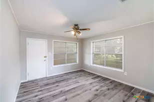 116 E Wallace St, Gonzales, TX 78629 - Photo 8