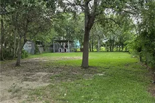 703 E Houston Ave, Seadrift, TX 77983 - Photo 4