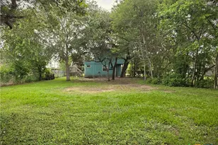 703 E Houston Ave, Seadrift, TX 77983 - Photo 6