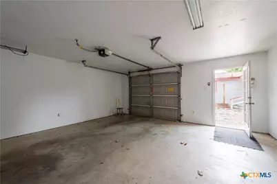 205 N Mesquite Avenue, Luling, TX 78648 - Photo 32