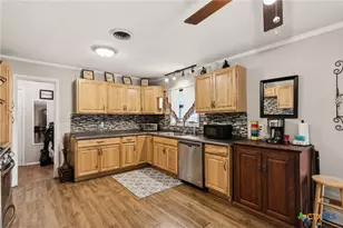 701 Morning Glory Ln, Victoria, TX 77904 - Photo 8
