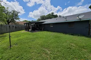 701 Morning Glory Ln, Victoria, TX 77904 - Photo 8