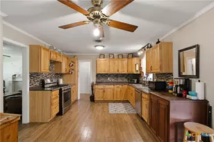 701 Morning Glory Ln, Victoria, TX 77904 - Photo 6