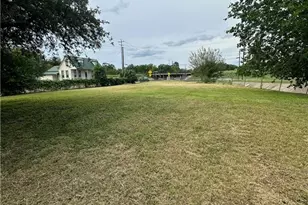 205 S Valley St, Cuero, TX 77954 - Photo 4
