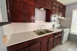 1307 E Mistletoe Ave, Victoria, TX 77901 - Photo 8