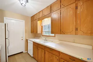 185 Oklahoma Ave, New Braunfels, TX 78130 - Photo 12