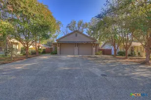 388 E Faust St, New Braunfels, TX 78130 - Photo 2