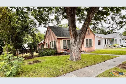 211 W College Street, Seguin, TX 78155 - Photo 2