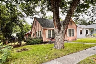 211 W College St, Seguin, TX 78155 - Photo 2