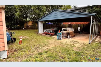 211 W College Street, Seguin, TX 78155 - Photo 16
