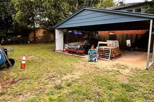 211 W College St, Seguin, TX 78155 - Photo 16
