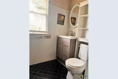 211 W College Street, Seguin, TX 78155 - Photo 12