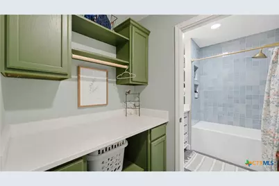 1031 E Walnut Street, Seguin, TX 78155 - Photo 8
