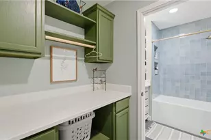1031 E Walnut St, Seguin, TX 78155 - Photo 8