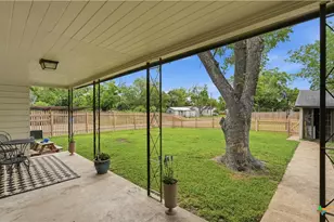 1031 E Walnut St, Seguin, TX 78155 - Photo 24