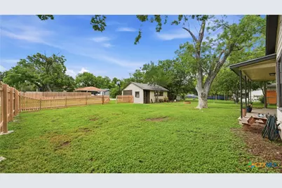 1031 E Walnut Street, Seguin, TX 78155 - Photo 26