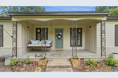1031 E Walnut Street, Seguin, TX 78155 - Photo 2
