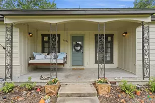 1031 E Walnut St, Seguin, TX 78155 - Photo 2