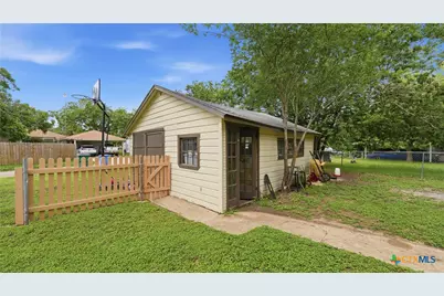 1031 E Walnut Street, Seguin, TX 78155 - Photo 28