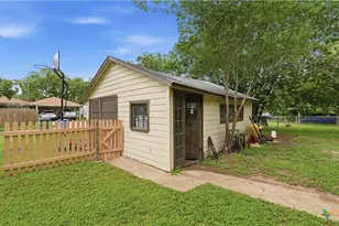1031 E Walnut St, Seguin, TX 78155 - Photo 28